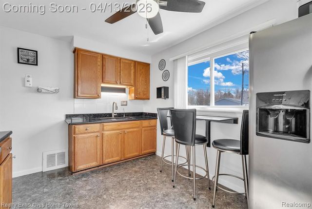 29940 John J Street, Roseville, MI 48066