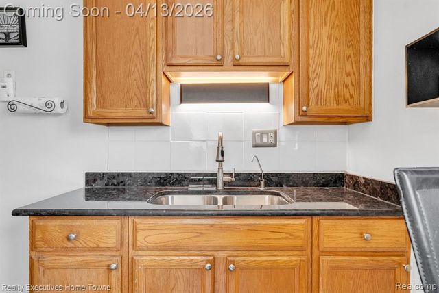 29940 John J Street, Roseville, MI 48066