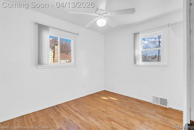 29940 John J Street, Roseville, MI 48066