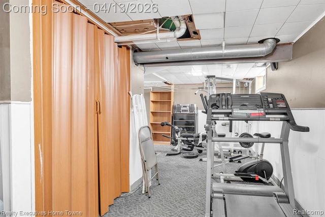 29940 John J Street, Roseville, MI 48066