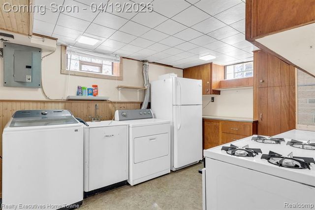 29940 John J Street, Roseville, MI 48066