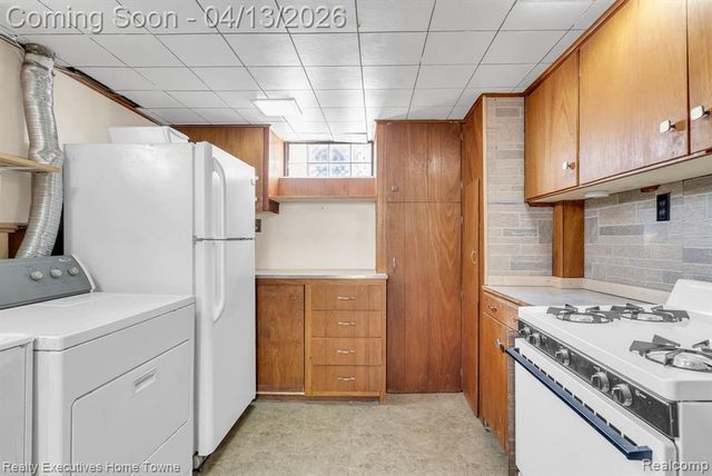 29940 John J Street, Roseville, MI 48066