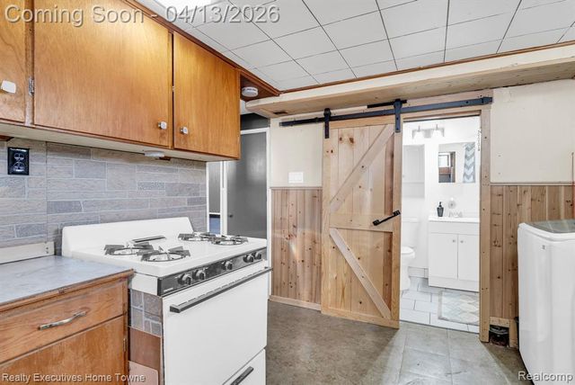 29940 John J Street, Roseville, MI 48066