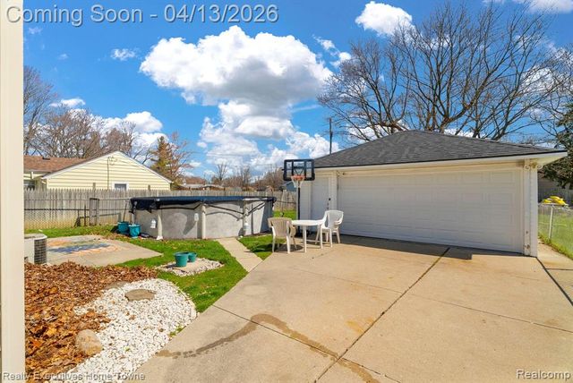 29940 John J Street, Roseville, MI 48066