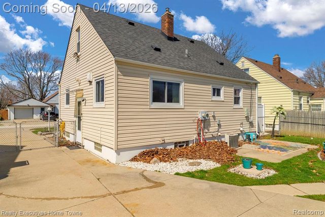 29940 John J Street, Roseville, MI 48066