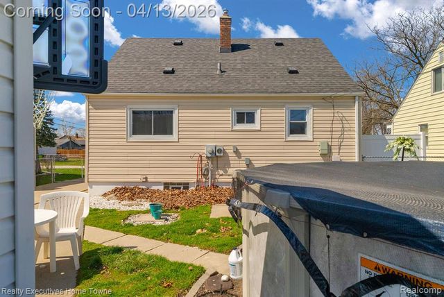 29940 John J Street, Roseville, MI 48066