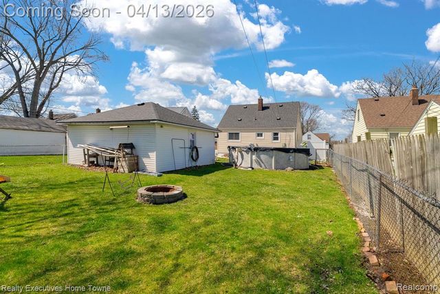 29940 John J Street, Roseville, MI 48066