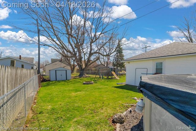 29940 John J Street, Roseville, MI 48066