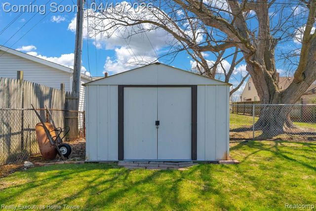 29940 John J Street, Roseville, MI 48066