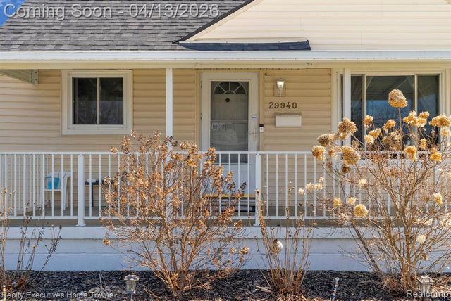 29940 John J Street, Roseville, MI 48066