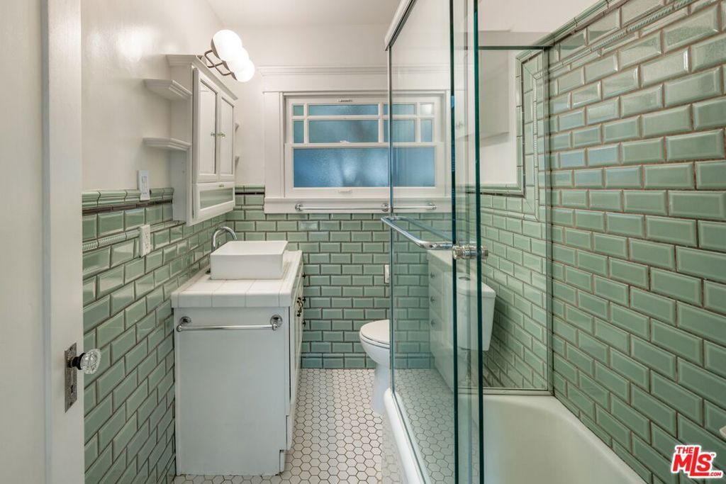 Image 11 of property listing at 1233 N Genesee Avenue, Los Angeles, CA 90046