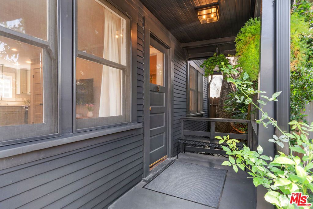 Image 14 of property listing at 1233 N Genesee Avenue, Los Angeles, CA 90046