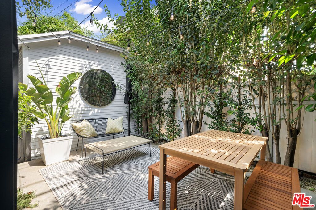 Image 21 of property listing at 1233 N Genesee Avenue, Los Angeles, CA 90046