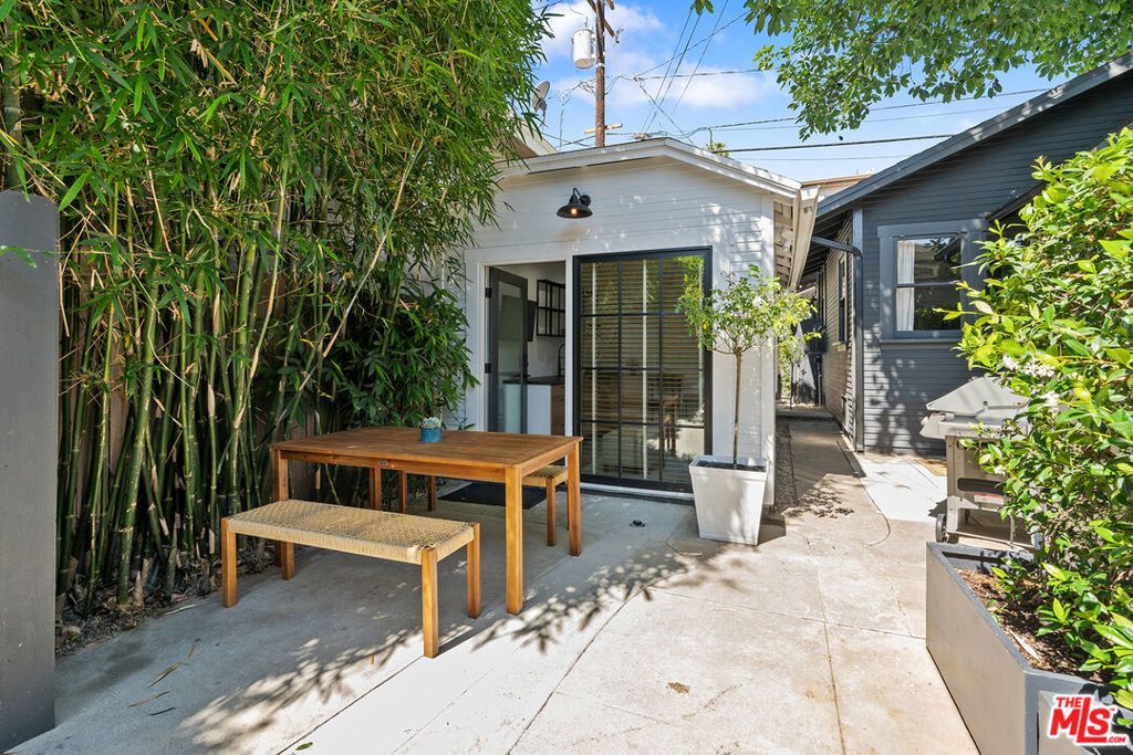 Image 23 of property listing at 1233 N Genesee Avenue, Los Angeles, CA 90046
