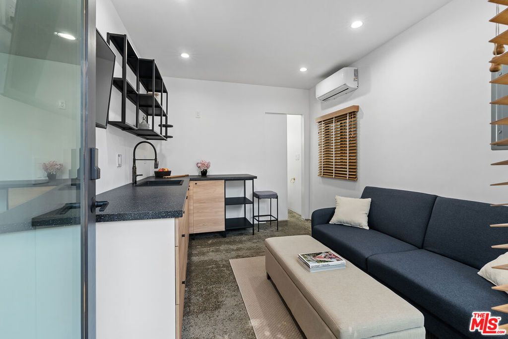 Image 24 of property listing at 1233 N Genesee Avenue, Los Angeles, CA 90046