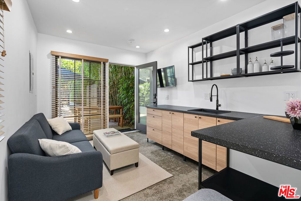 Image 25 of property listing at 1233 N Genesee Avenue, Los Angeles, CA 90046