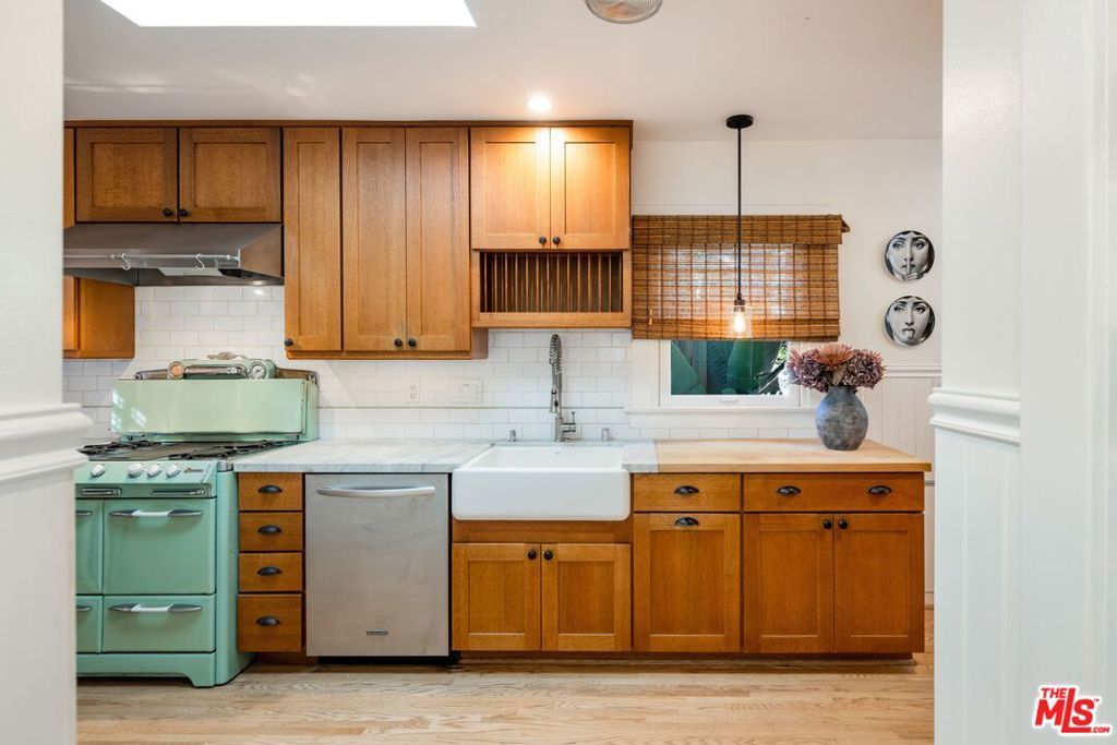 Image 7 of property listing at 1233 N Genesee Avenue, Los Angeles, CA 90046