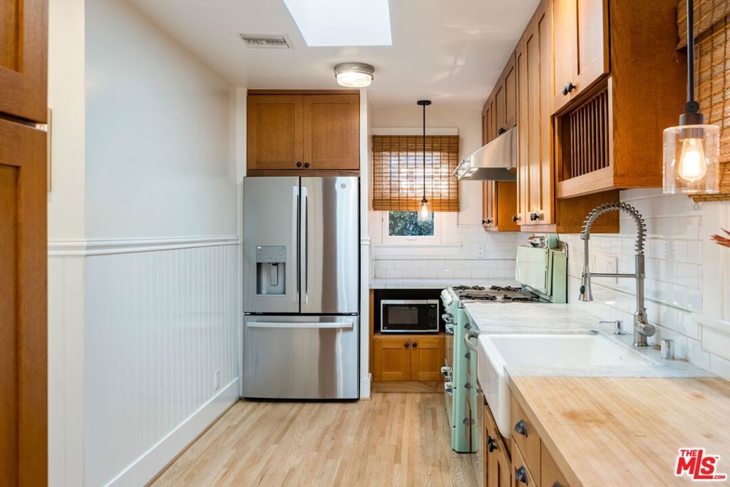 Image 8 of property listing at 1233 N Genesee Avenue, Los Angeles, CA 90046