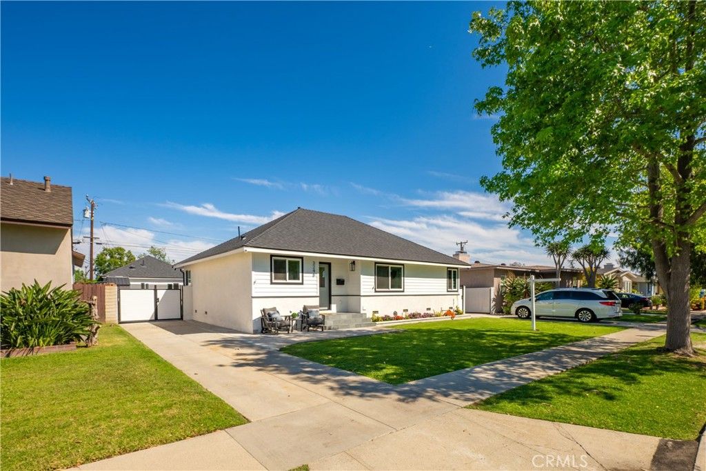 Image 2 of property listing at 3246 N Marwick, Long Beach, CA 90808