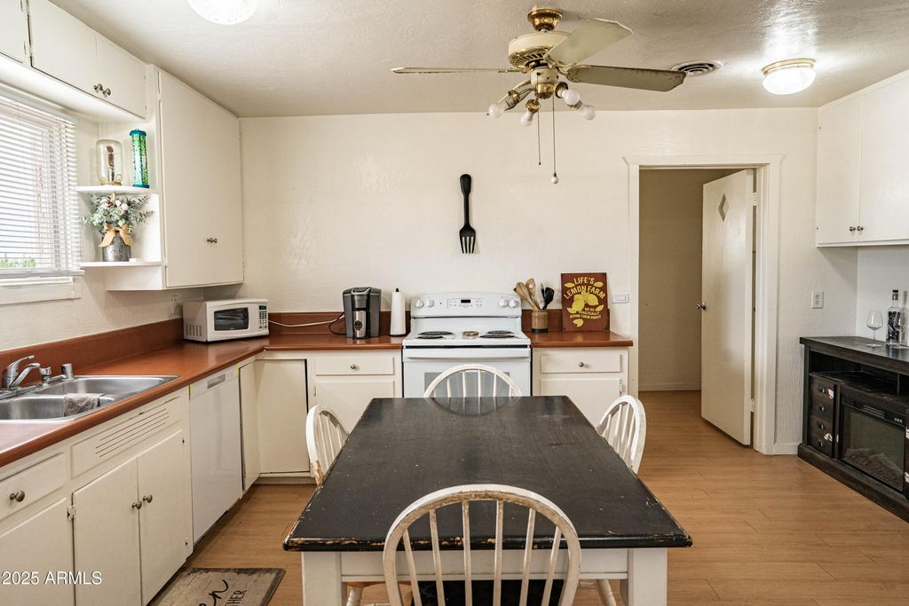 Image 11 of property listing at 14585 S 4TH Avenue, Yuma, AZ 85365