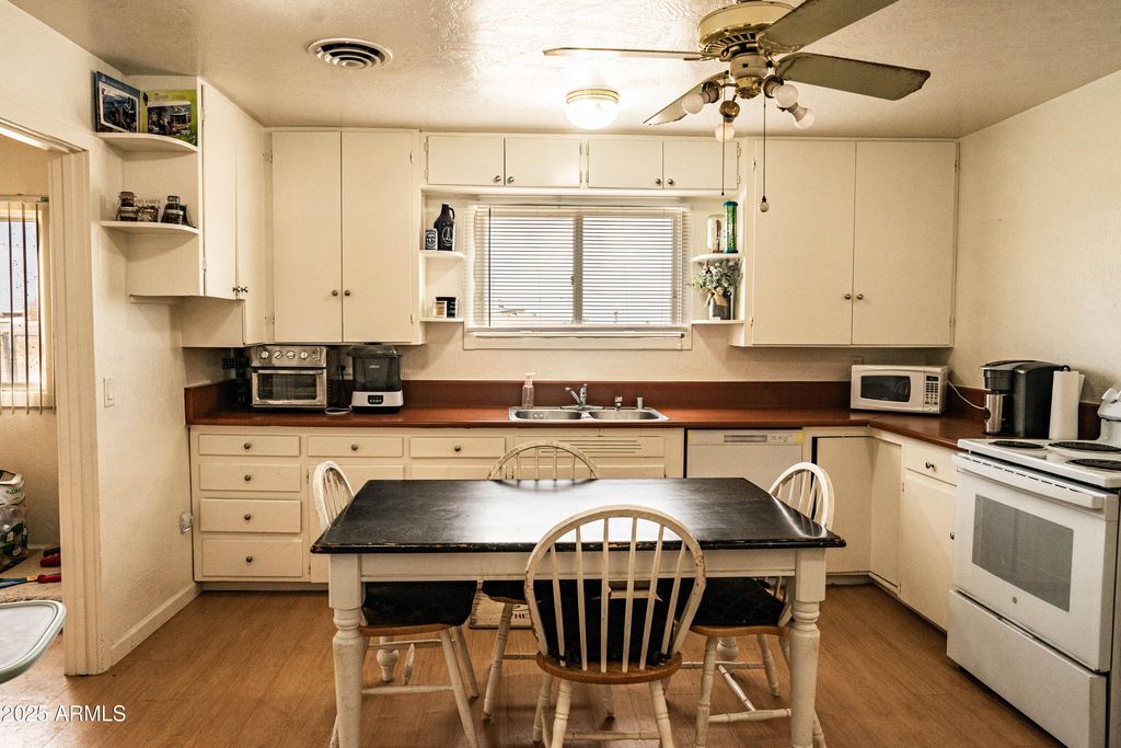 Image 12 of property listing at 14585 S 4TH Avenue, Yuma, AZ 85365