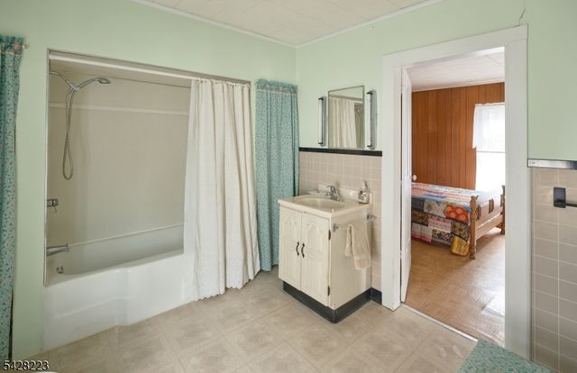 20 Maple St, Milford Boro, NJ 08848