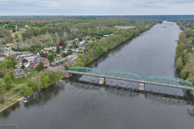 20 Maple St, Milford Boro, NJ 08848