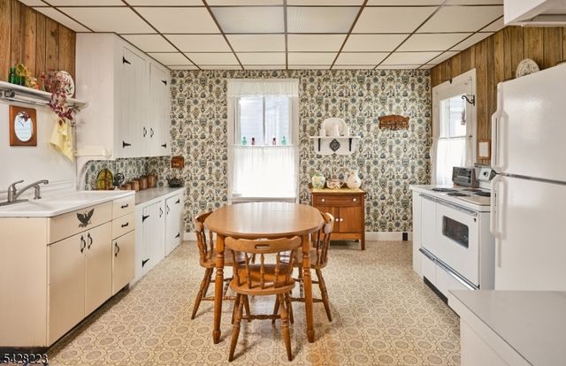 20 Maple St, Milford Boro, NJ 08848