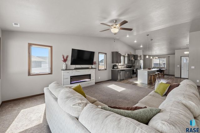 422 Thelma Ave Avenue, Harrisburg, SD 57032