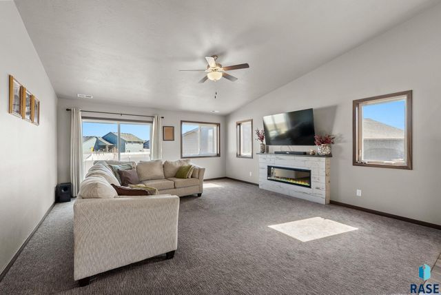 422 Thelma Ave Avenue, Harrisburg, SD 57032