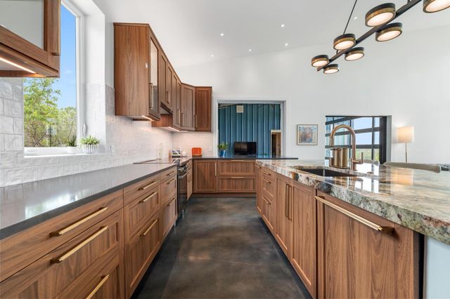 2300 Stagecoach Ranch LOOP B, Dripping Springs, TX 78620