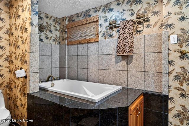 401 Old Stone Dr, Simpsonville, KY 40067