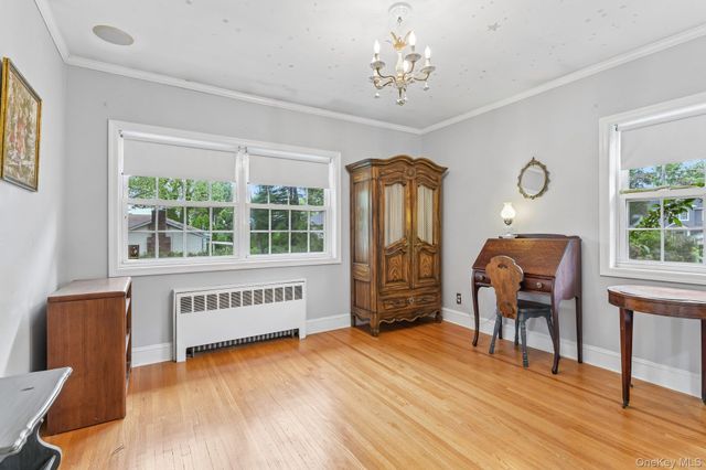 150 High Street, East Williston, NY 11596