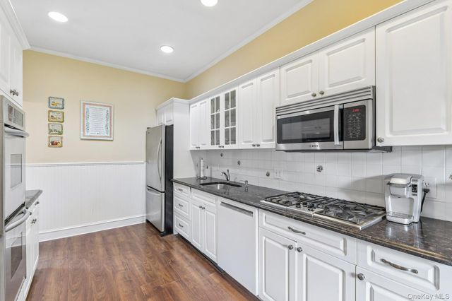 150 High Street, East Williston, NY 11596