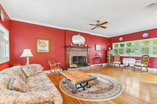 150 High Street, East Williston, NY 11596