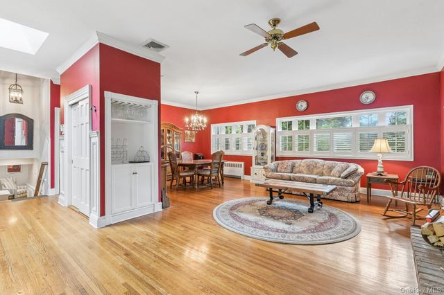 150 High Street, East Williston, NY 11596