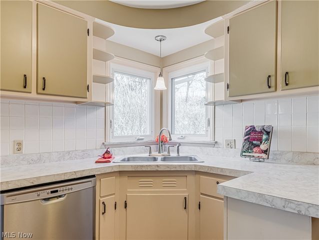 2871 Park Drive N, Silver Lake, OH 44224