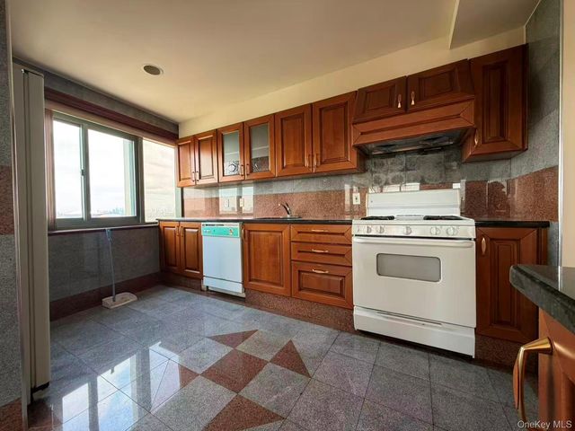 4318 Main Street 12C, Flushing, NY 11355
