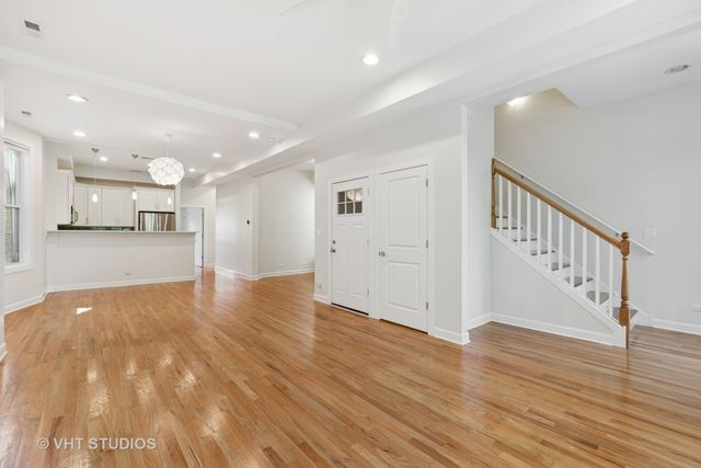 1037 W OAKDALE Avenue, Chicago, IL 60657
