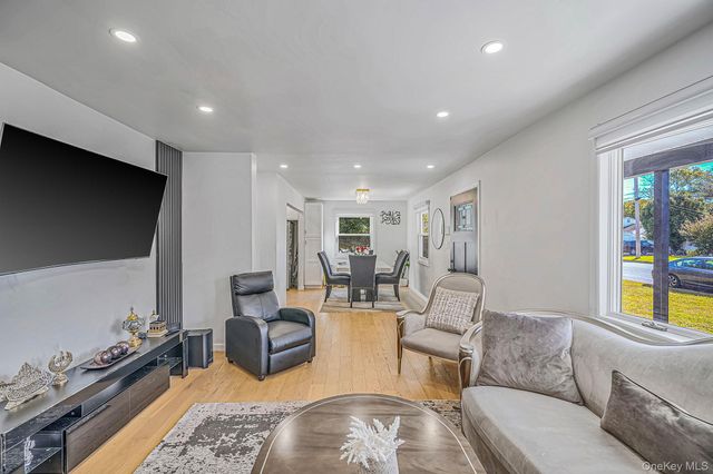 6 S Arizona Road, West Babylon, NY 11704
