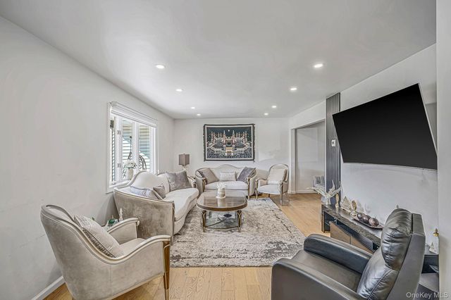 6 S Arizona Road, West Babylon, NY 11704