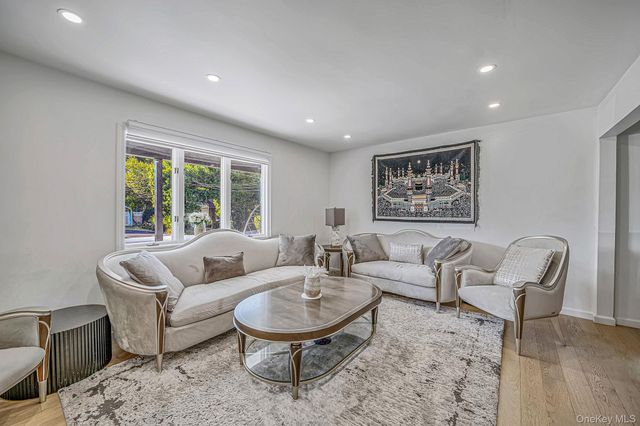 6 S Arizona Road, West Babylon, NY 11704
