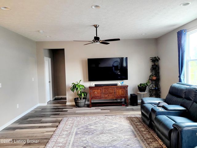 6912 Beckingham Blvd, Louisville, KY 40299