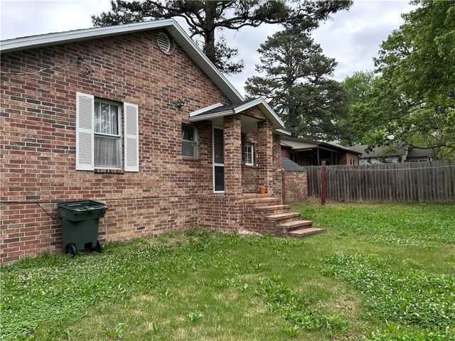 2735 E Wyman Road, Fayetteville, AR 72701