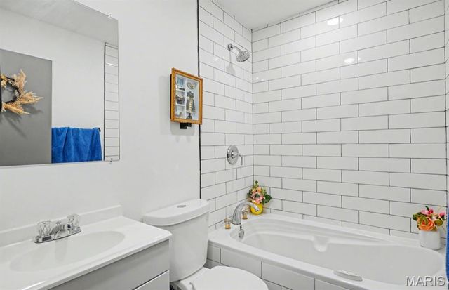 915 Shamrock Drive, Hazelwood, MO 63042