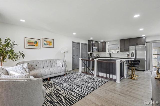 915 Shamrock Drive, Hazelwood, MO 63042