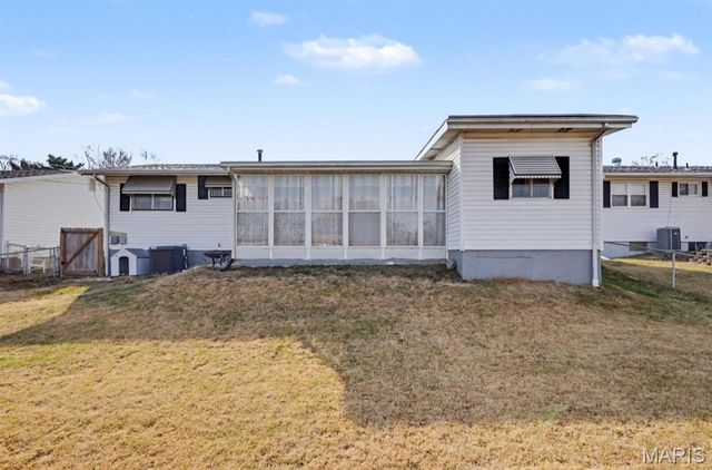 915 Shamrock Drive, Hazelwood, MO 63042