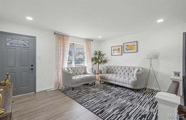 915 Shamrock Drive, Hazelwood, MO 63042