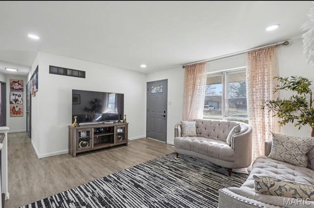 915 Shamrock Drive, Hazelwood, MO 63042