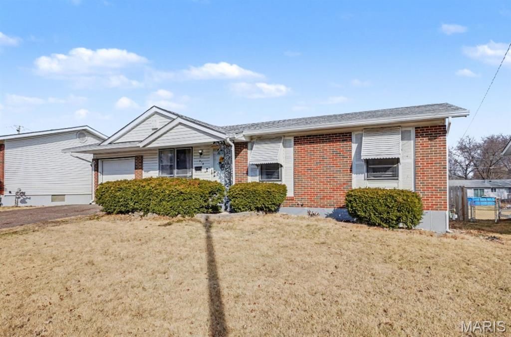 915 Shamrock Drive, Hazelwood, MO 63042